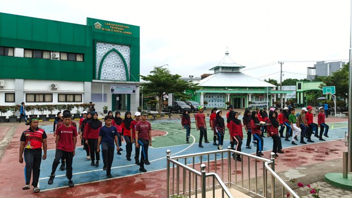Tim Paskib MTsN 2 Kota Jambi Lanjutkan Latihan untuk Upacara Hari Guru 2025