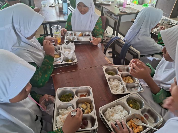 MBG Kelas 7E, 7G, 7H, dan 7I: Dua Hari Penuh Gizi, Rasa, dan Ceria di MTsN 2 Kota Jambi