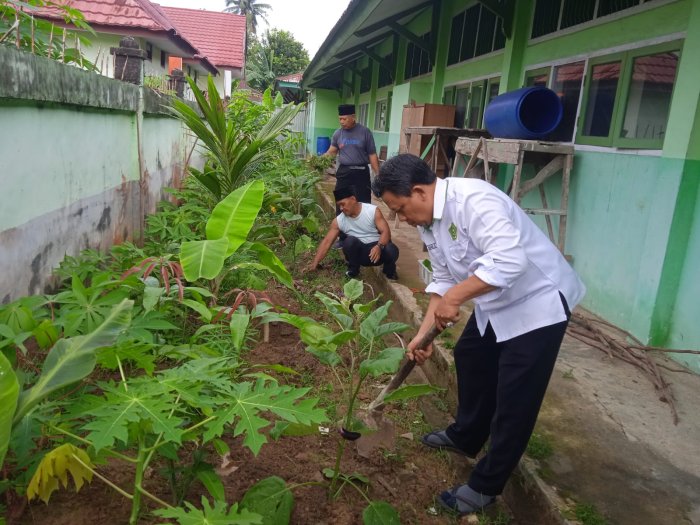 Tendik MTsN 2 Kota Jambi Giatkan Pengelolaan Lahan Secara Rutin