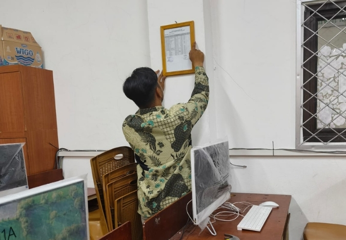 Inventaris Tertata, Mahasiswa PLP Pasang DBR di Lab Komputer