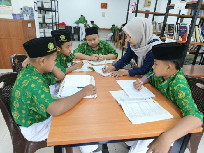 Rehab Ruang Kelas Berjalan, Kelas 7A Alihkan Kegiatan Belajar Matematika ke Perpustakaan