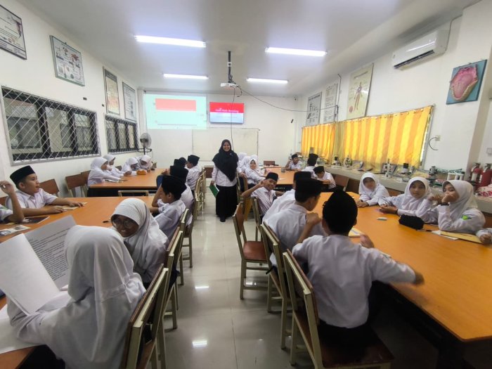 Ibu Titin Sumanty, S.Sn Produksi Video UKIN UKMPPG Bersama Siswa Kelas 7A