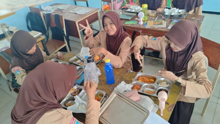 Pagi Ceria di 8C: MBG Jadi Momen Kebersamaan yang Dinanti