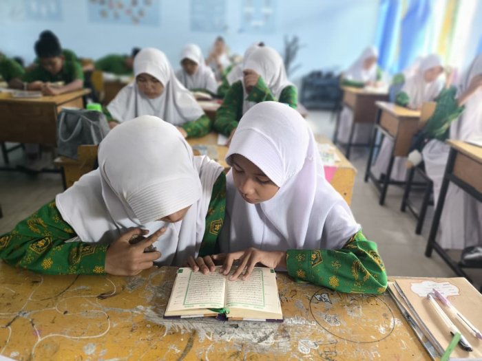 Kelas 8A MTsN 2 Kota Jambi Laksanakan Pembiasaan Pagi dengan Membaca Al-Qurâ€™an