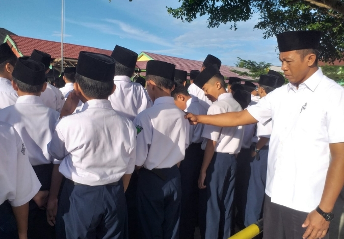 Tegas tapi Ramah, Waka Kesiswaan MTsN 2 Kota Jambi Pastikan Upacara Tertib