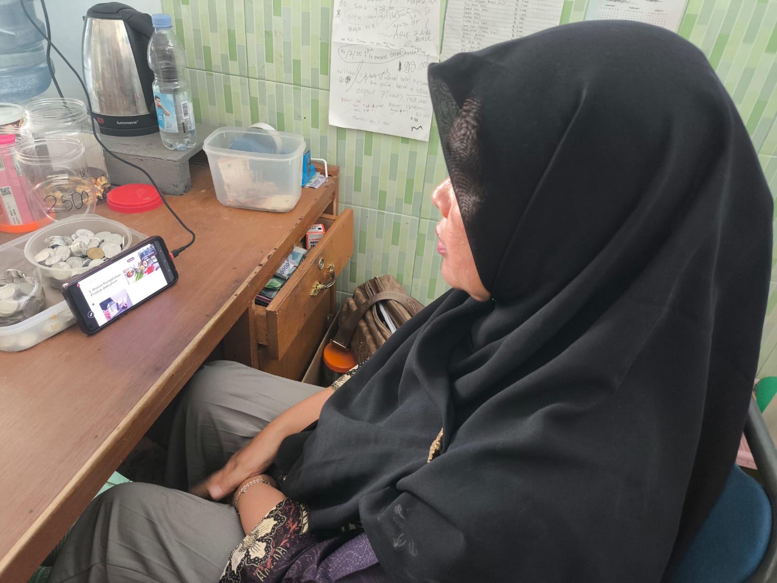 Pengelola Kantin Kejujuran MTsN 2 Kota Jambi Ikuti Zoom Sosialisasi Sertifikasi Halal