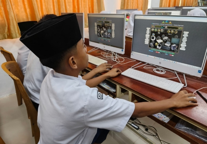 Siswa MTsN 2 Kota Jambi Belajar Merakit Komputer Secara Virtual