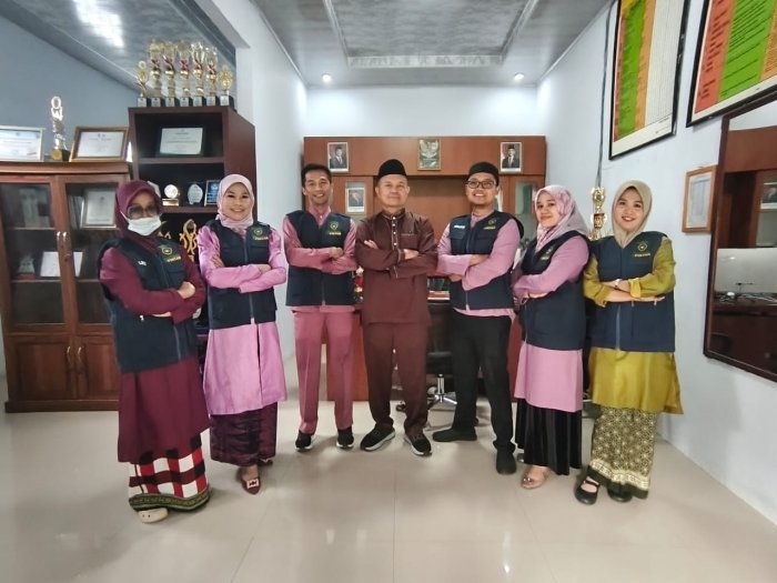 Tim HUMAS MTsN 2 Kota Jambi Terima Rompi Lapangan dari Kepala Madrasah