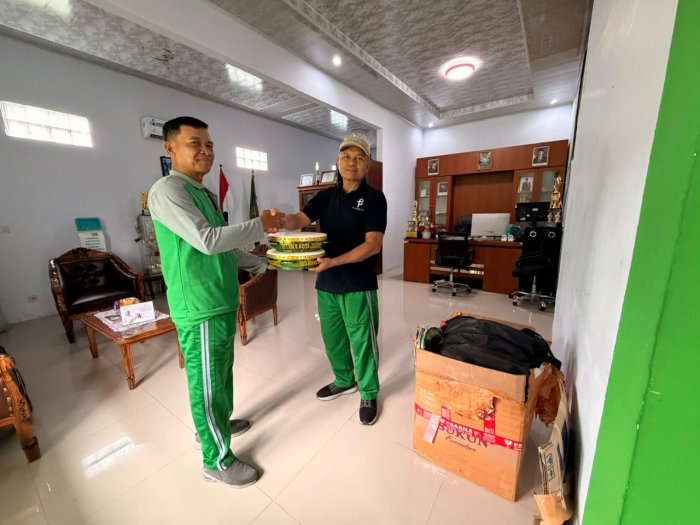Dukung Seni Islami, Madrasah Serahkan Alat Hadrah untuk Shohibul Muslimin