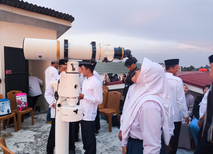 Edukasi Rukyatul Hilal dan Rasydul Qiblah oleh Tim Falakiyah di MTsN 2 Kota Jambi
