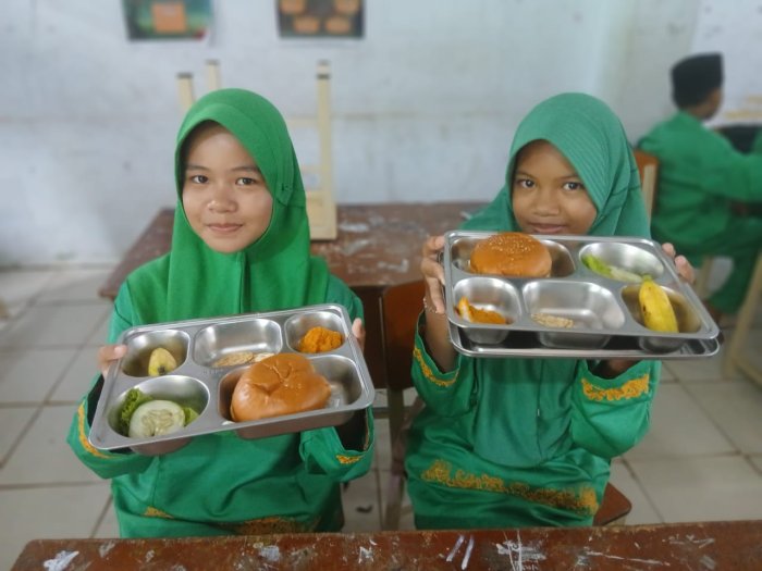MBG Kelas 7B: Menu Burger Sehat dan Komentar Ceria dari Keysha MBG Kelas 7B: Menu Burger Sehat dan Komentar Ceria dari Keysha