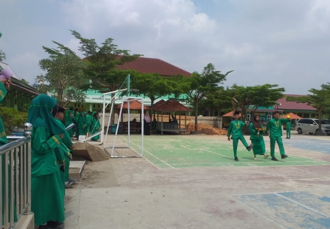 Latihan Penuh Semangat, 9B Bersiap Jadi Petugas Upacara