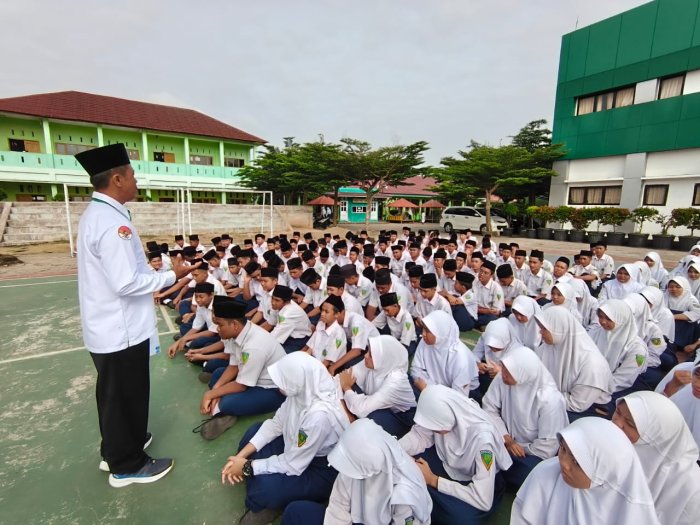 Arahan Disiplin Waka Kesiswaan dan Kesepakatan Foto Angkatan Kelas IX Arahan Disiplin Waka Kesiswaan dan Kesepakatan Foto Angkatan Kelas IX