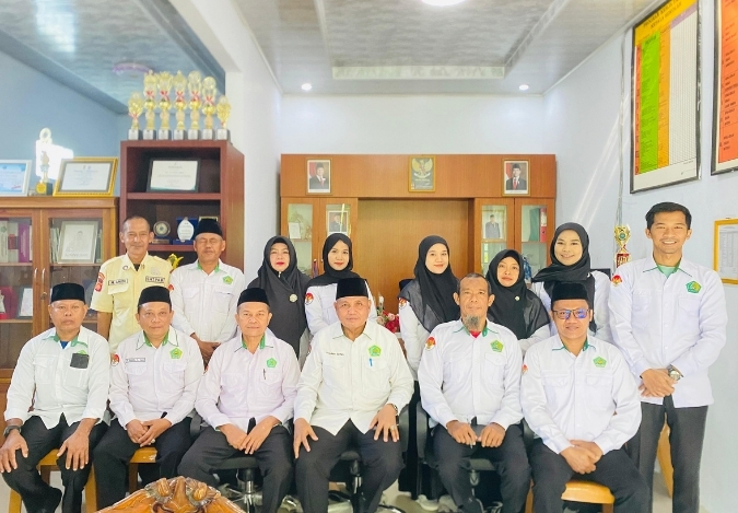 Pembinaan Tenaga Kependidikan MTsN 2 Kota Jambi: Penguatan Administrasi dan Pelayanan Prima