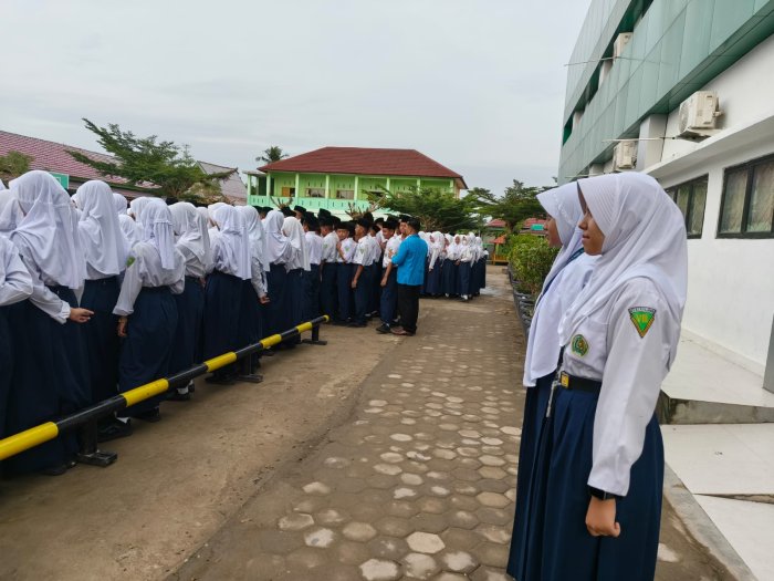 Bersama Mengawal Disiplin: Mahasiswa PLP, OSIM dan Tenaga Kependidikan di Upacara MTsN 2 Kota Jambi