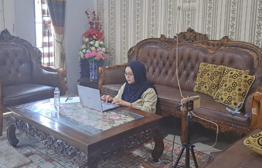 Ibu Risma Mawaddah, Guru Bahasa Indonesia MTsN 2 Kota Jambi Ikuti Uji Pengetahuan PPG