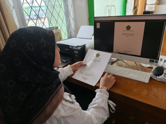 Operator RDM Mulai Cetak Sampul dan Biodata Siswa Jelang ASAS