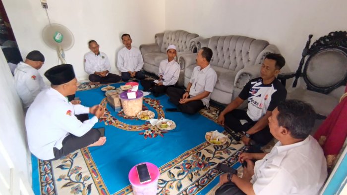 Takziah GTK MTsN 2 Kota Jambi ke Rumah Orangtua Ibu Nofitri Yani