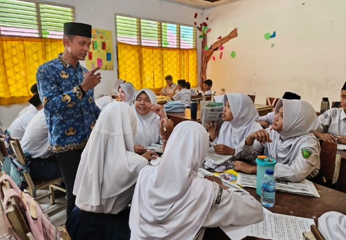 Diskusi Kelompok: Siswa Bahas Sistem Pembelajaran dengan Guru BK Diskusi Kelompok: Siswa Bahas Sistem Pembelajaran dengan Guru BK