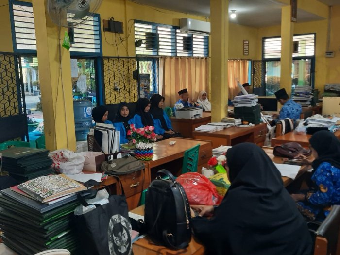 Pelepasan Mahasiswa PLP UIN STS Jambi Dengan Doa, Tumpeng, dan Plakat Kenang-Kenangan Pelepasan Mahasiswa PLP UIN STS Jambi Dengan Doa, Tumpeng, dan Plakat Kenang-Kenangan