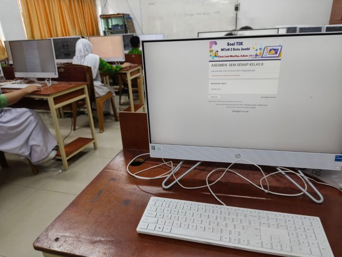 Ujian Digital: Siswa MTsN 2 Kota Jambi Bedah Materi Media Sosial dan Cyberbullying