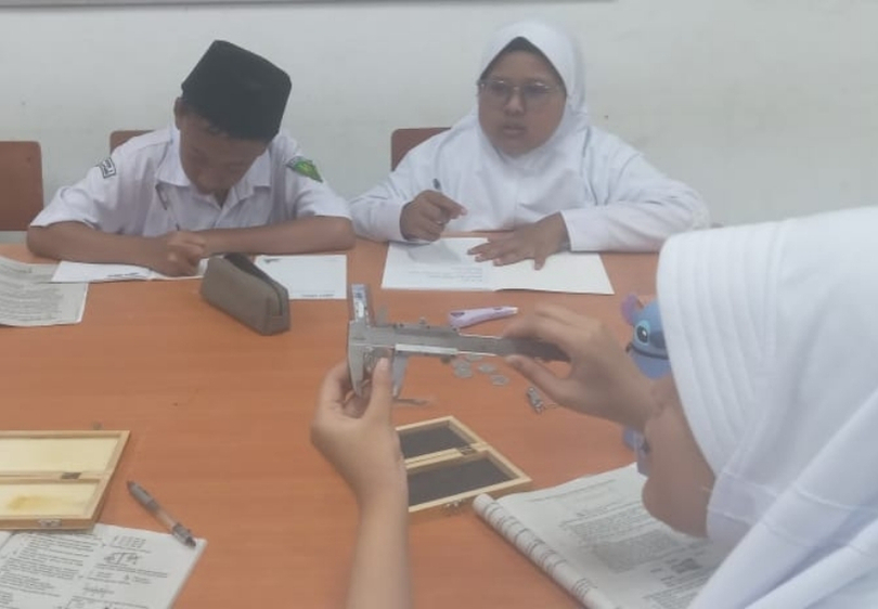 Mengukur dengan Presisi: Praktikum Sains Kelas 7J MTsN 2 Kota Jambi Mengukur dengan Presisi: Praktikum Sains Kelas 7J MTsN 2 Kota Jambi