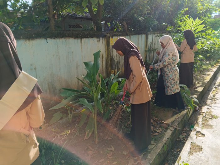 Gotong Royong Siswa Duta TOGA Rawat Tanaman