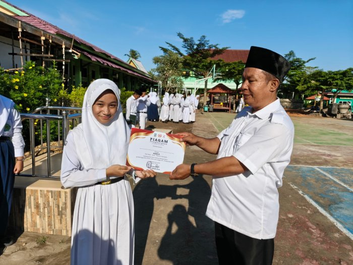 Cinta Alisha Rezki Terima Piagam Penghargaan Usai Upacara