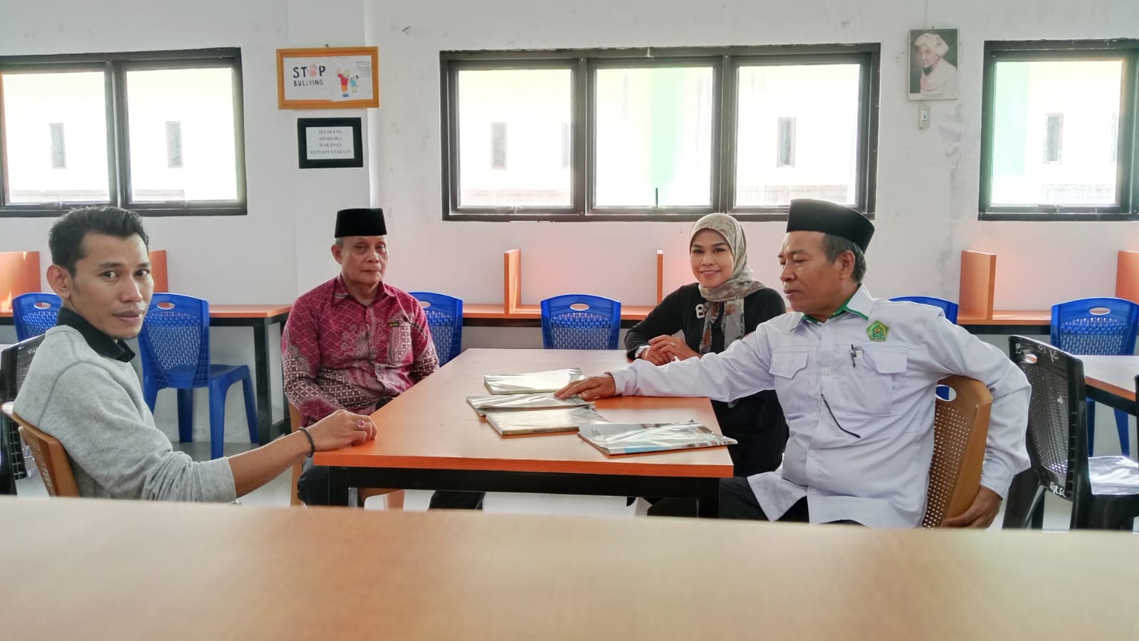 Kunjungan Pondok Pesantren Modern Ahmad Hatta ke Perpustakaan MTsN 2 Kota Jambi