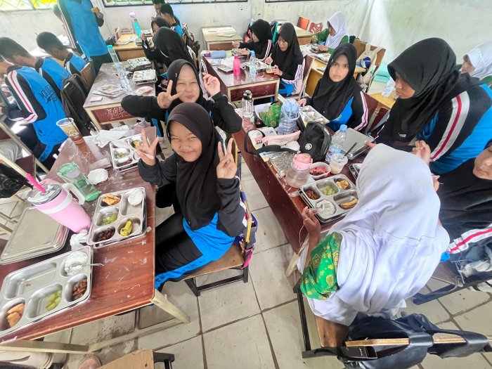 MBG Kelas 9C, 9D, 9E, dan 9F: Makan Bergizi, Momen yang Menyatukan