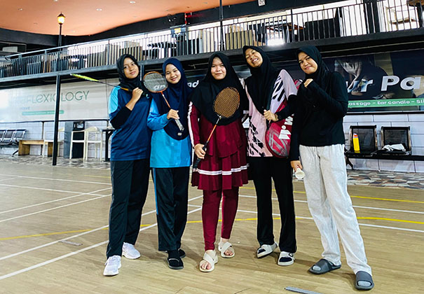 Kebersamaan Pengurus OSIM MTsN 2 Kota Jambi Lewat Olahraga Badminton Kebersamaan Pengurus OSIM MTsN 2 Kota Jambi Lewat Olahraga Badminton