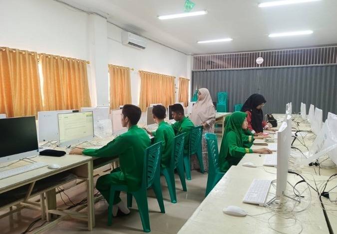 Lima Wakil MTsN 2 Kota Jambi Asah Kesiapan Lewat Simulasi CBT OMI Lima Wakil MTsN 2 Kota Jambi Asah Kesiapan Lewat Simulasi CBT OMI