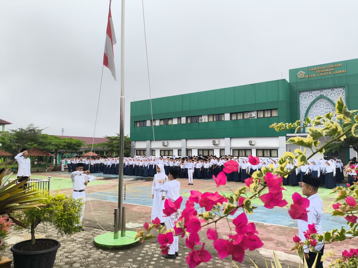 MTsN 2 Kota Jambi Gelar Upacara Bendera dengan Petugas dari Kelas 9G MTsN 2 Kota Jambi Gelar Upacara Bendera dengan Petugas dari Kelas 9G