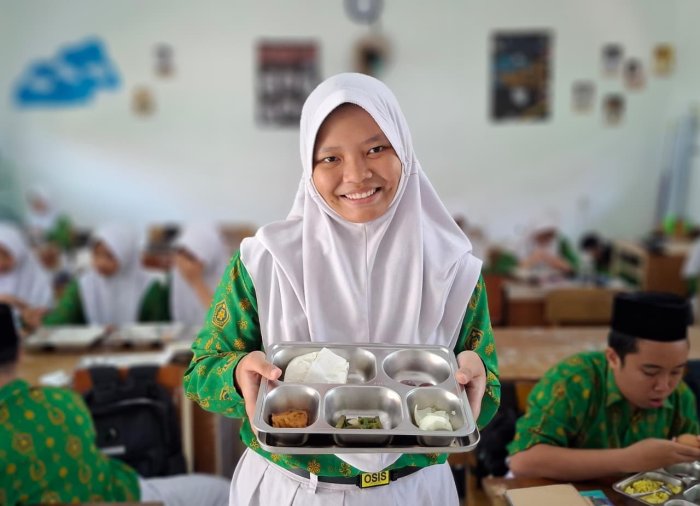 Kelas 9K MTsN 2 Kota Jambi Laksanakan MBG dengan Tertib dan Penuh Kepedulian
