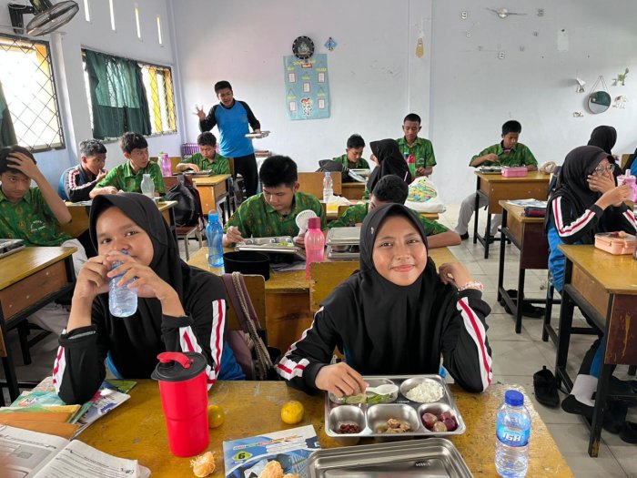 MBG Hari Ini untuk Kelas 9G dan 9J: Menu Lezat, Snack Lengkap, Siswa Antusias MBG Hari Ini untuk Kelas 9G dan 9J: Menu Lezat, Snack Lengkap, Siswa Antusias