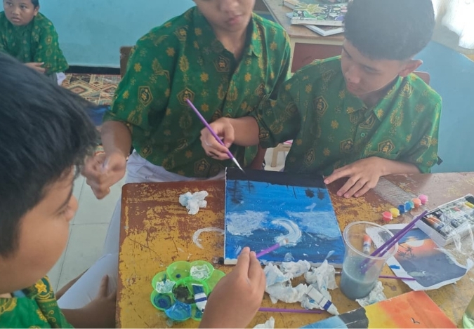 Kelas Jadi Galeri: Siswa 8C Ekspresikan Suasana Lewat Lukisan