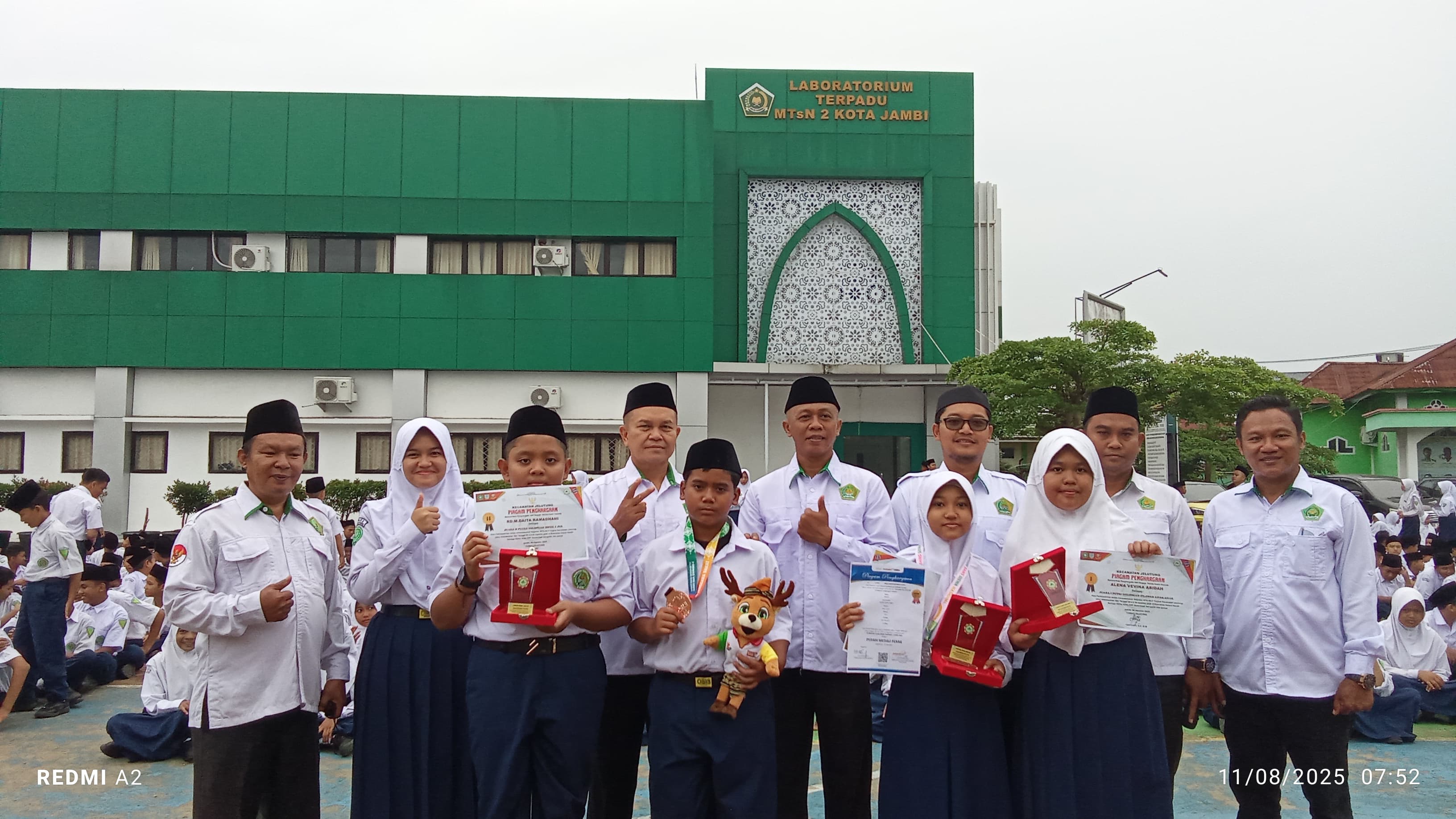MTsN 2 Kota Jambi Serahkan Penghargaan kepada Siswa Berprestasi Usai Upacara Bendera