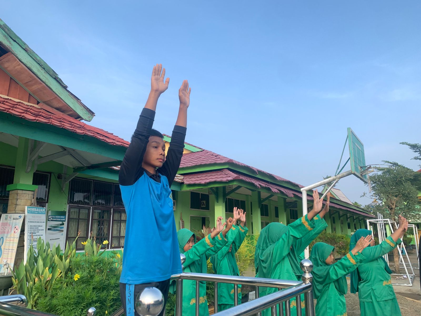 Semangat Sehat! MTsN 2 Kota Jambi Gelar Senam Bersama Jumat Pagi