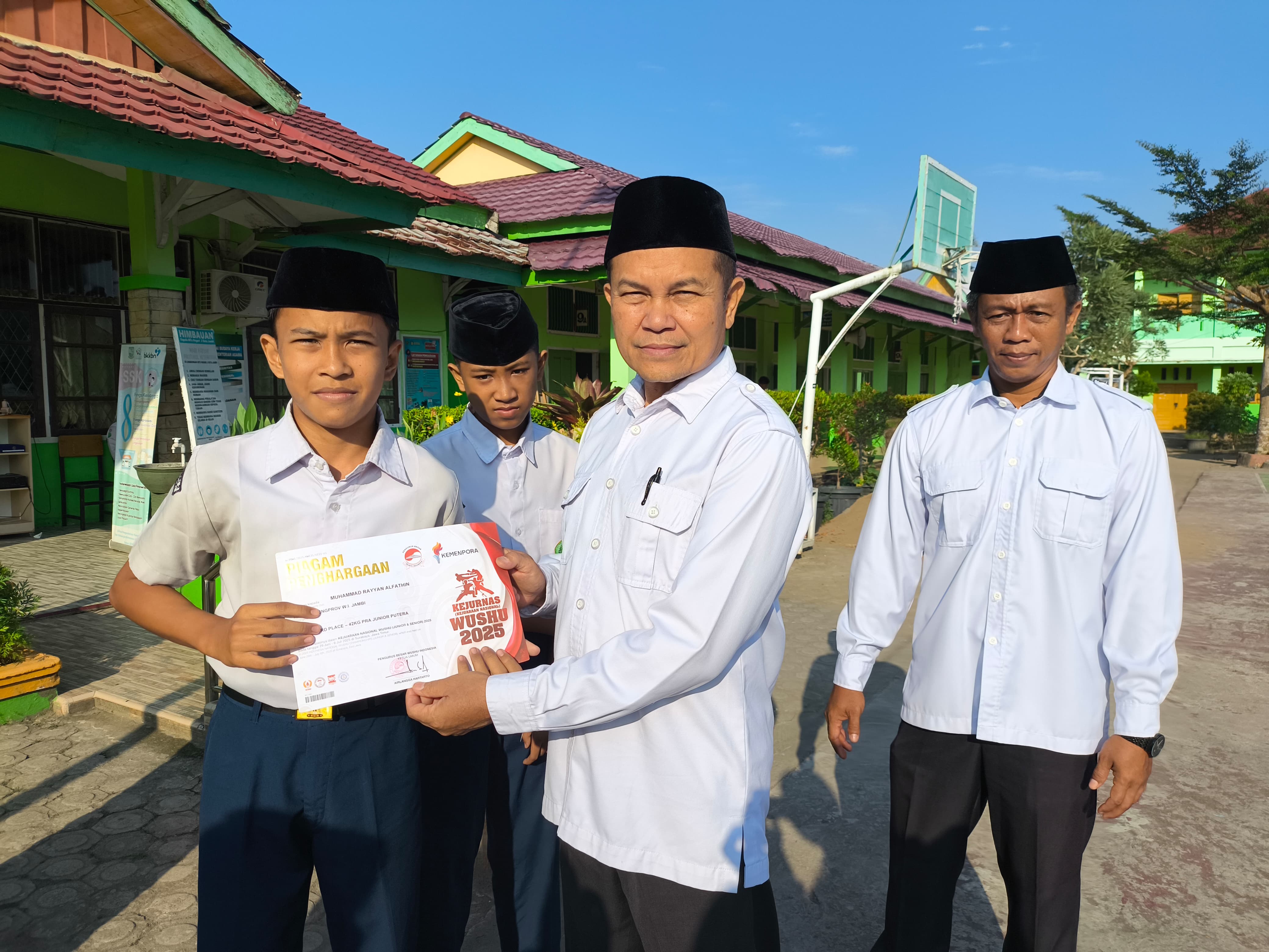 Kepala Madrasah Apresiasi Siswa Berprestasi Usai Upacara Bendera Kepala Madrasah Apresiasi Siswa Berprestasi Usai Upacara Bendera