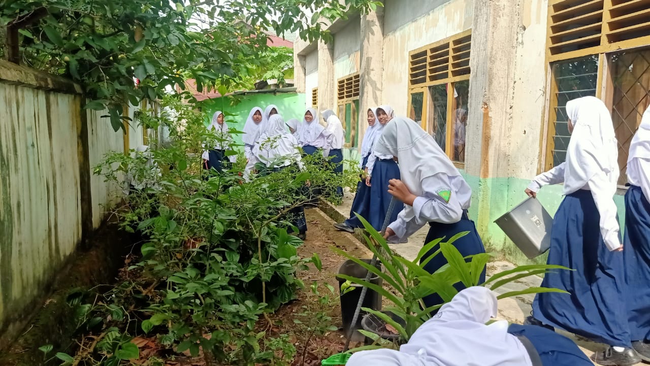 MTsN 2 Kota Jambi Gelar Gotong Royong Bersihkan Kebun Belakang untuk Persiapan Taman TOGA