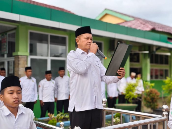 Kepala Madrasah Sampaikan Sejumlah Arahan Penting di Upacara Rutin Kepala Madrasah Sampaikan Sejumlah Arahan Penting di Upacara Rutin