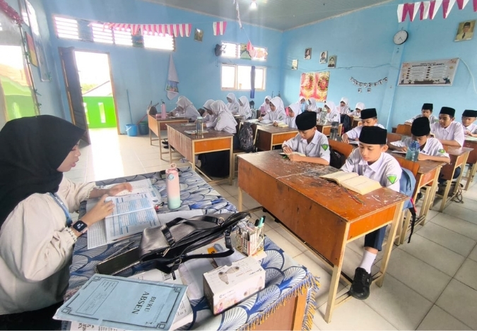 Bersama Mahasiswa PLP, Siswa 7C Awali Hari dengan Lantunan Al-Quran Bersama Mahasiswa PLP, Siswa 7C Awali Hari dengan Lantunan Al-Quran