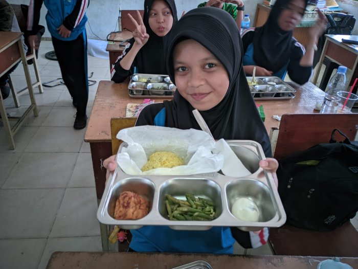 Kelas 8B MTsN 2 Kota Jambi Laksanakan MBG dengan Semangat dan Kedisiplinan