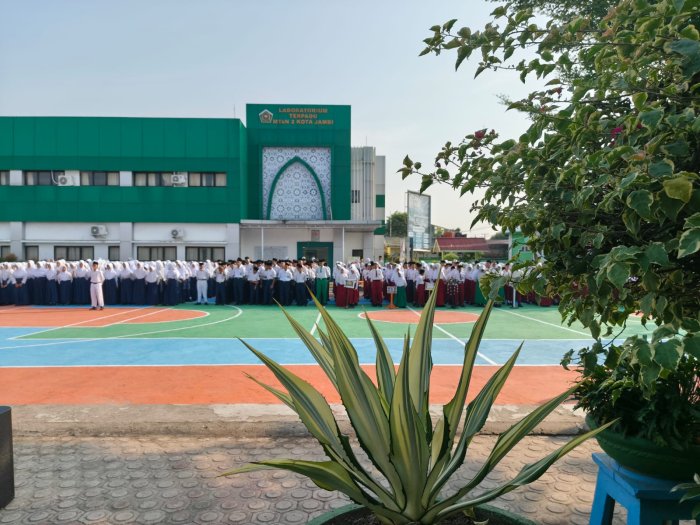 Amanat Plt. Kamad di Hari Perdana: Padukan Teknologi dan Akhlakul Karimah Amanat Plt. Kamad di Hari Perdana: Padukan Teknologi dan Akhlakul Karimah