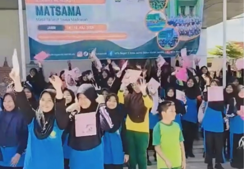 Pelepasan Kokarde Tandai Penutupan MATSAMA 2025 di MTsN 2 Kota Jambi