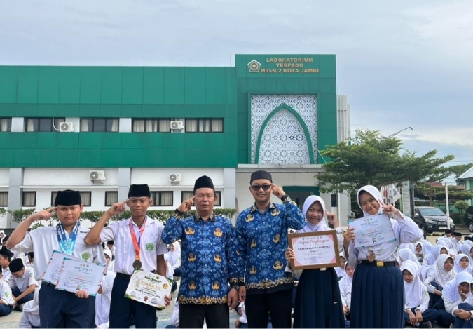 MTsN 2 Kota Jambi Apresiasi Siswa Berprestasi di Hari Sumpah Pemuda MTsN 2 Kota Jambi Apresiasi Siswa Berprestasi di Hari Sumpah Pemuda