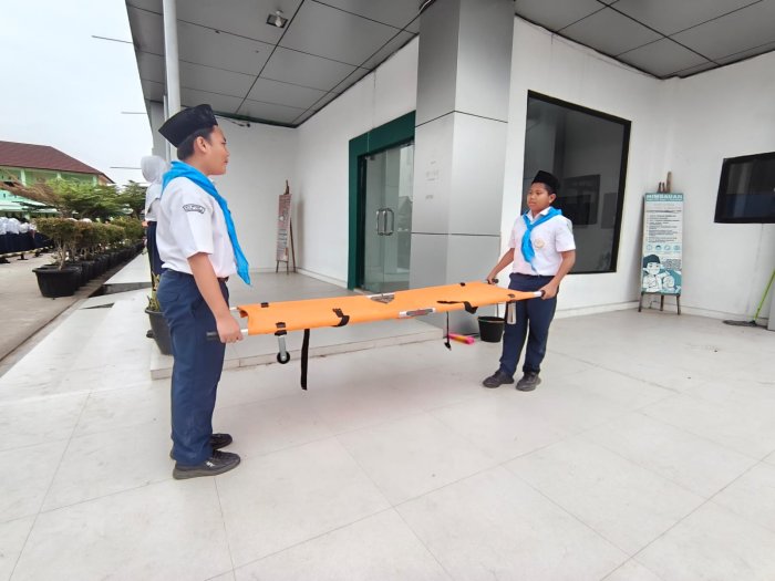 Semangat di Hari Pahlawan, PMR Menjadi Penjaga di Belakang Barisan Semangat di Hari Pahlawan, PMR Menjadi Penjaga di Belakang Barisan