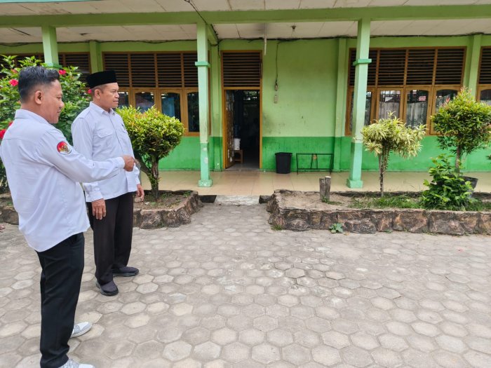 Kepala MTsN 2 Kota Jambi Monitoring Fasilitas untuk Madrasah Lebih Indah