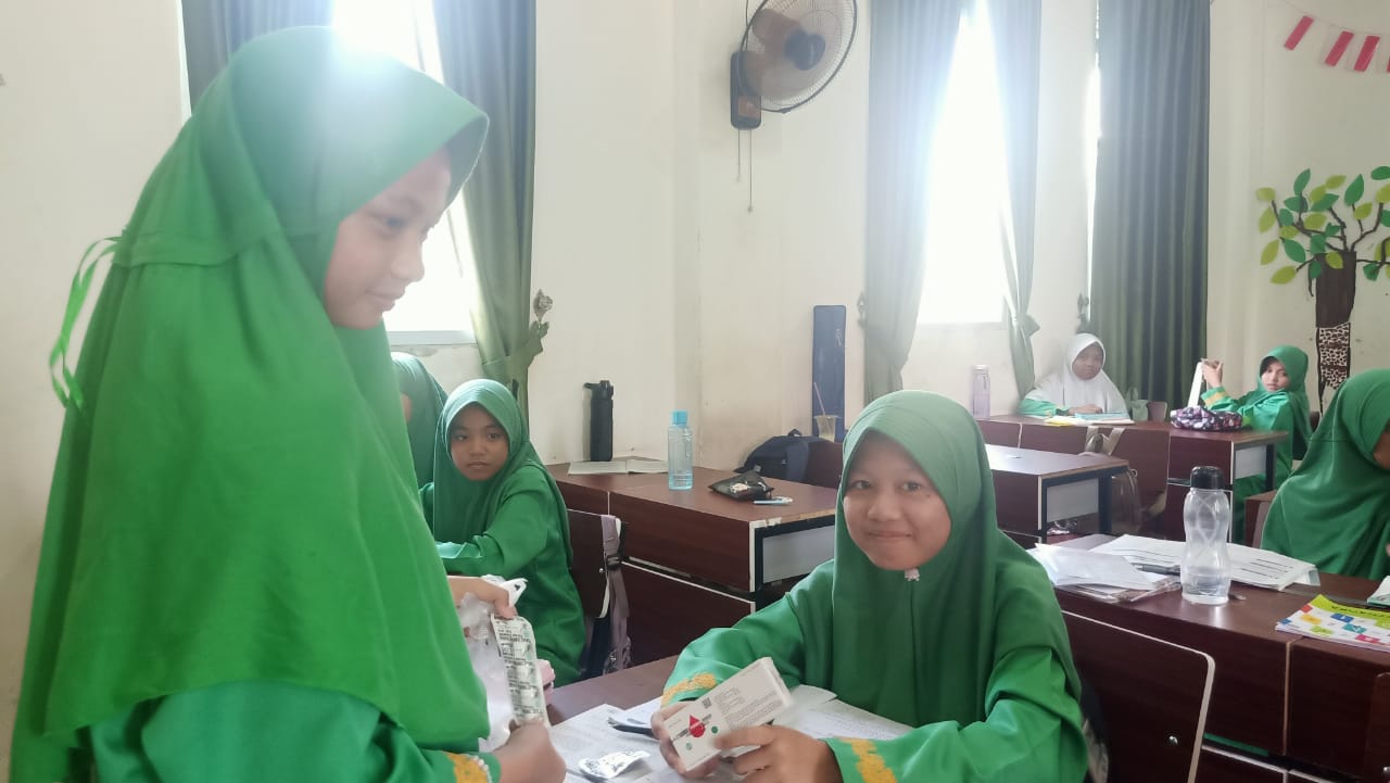 Duta Anti Anemia MTsN 2 Kota Jambi Sosialisasi dan Pembagian Tablet Tambah Darah ke Setiap Kelas