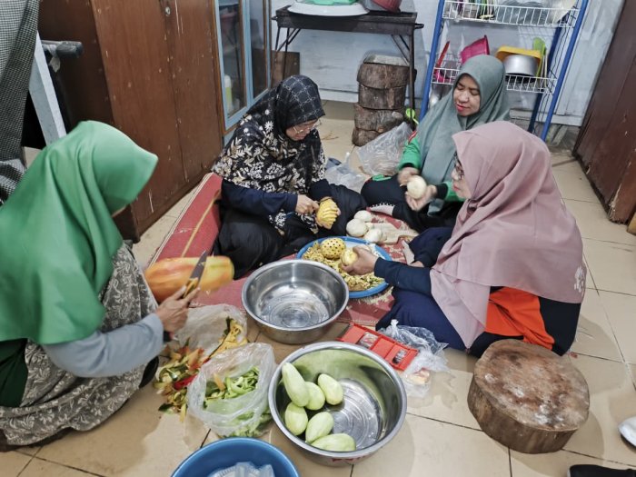 Kebersamaan Guru MTsN 2 Kota Jambi: Senam Sehat, Rujak Nikmat! Kebersamaan Guru MTsN 2 Kota Jambi: Senam Sehat, Rujak Nikmat!